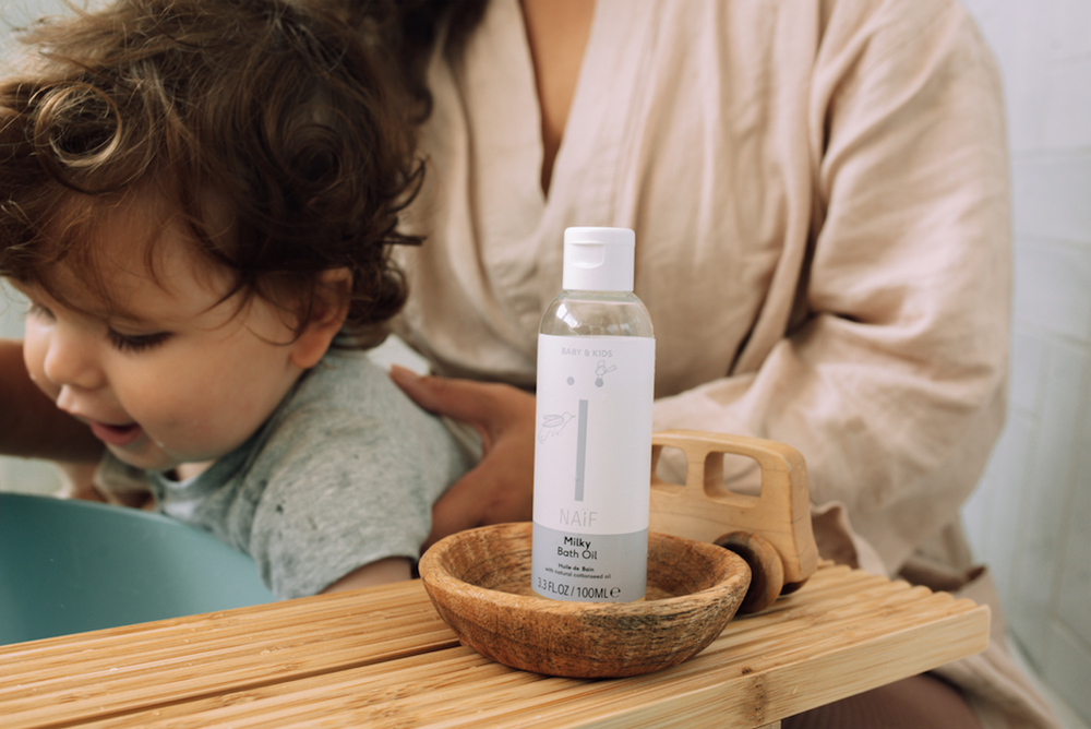 Naïf Milky Bath Oil for Baby & Kids, vegan bath oil with natural ingredients, 100ml bottle and packaging.