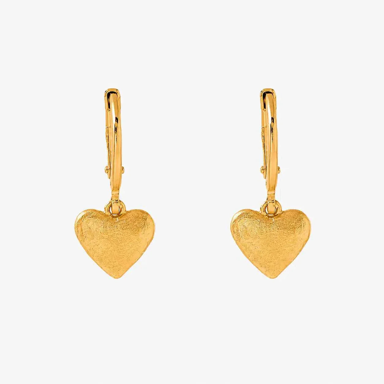 Agapée Jewelry AMÁ oorbellen gouden waterproof earrings met liefdessymbool