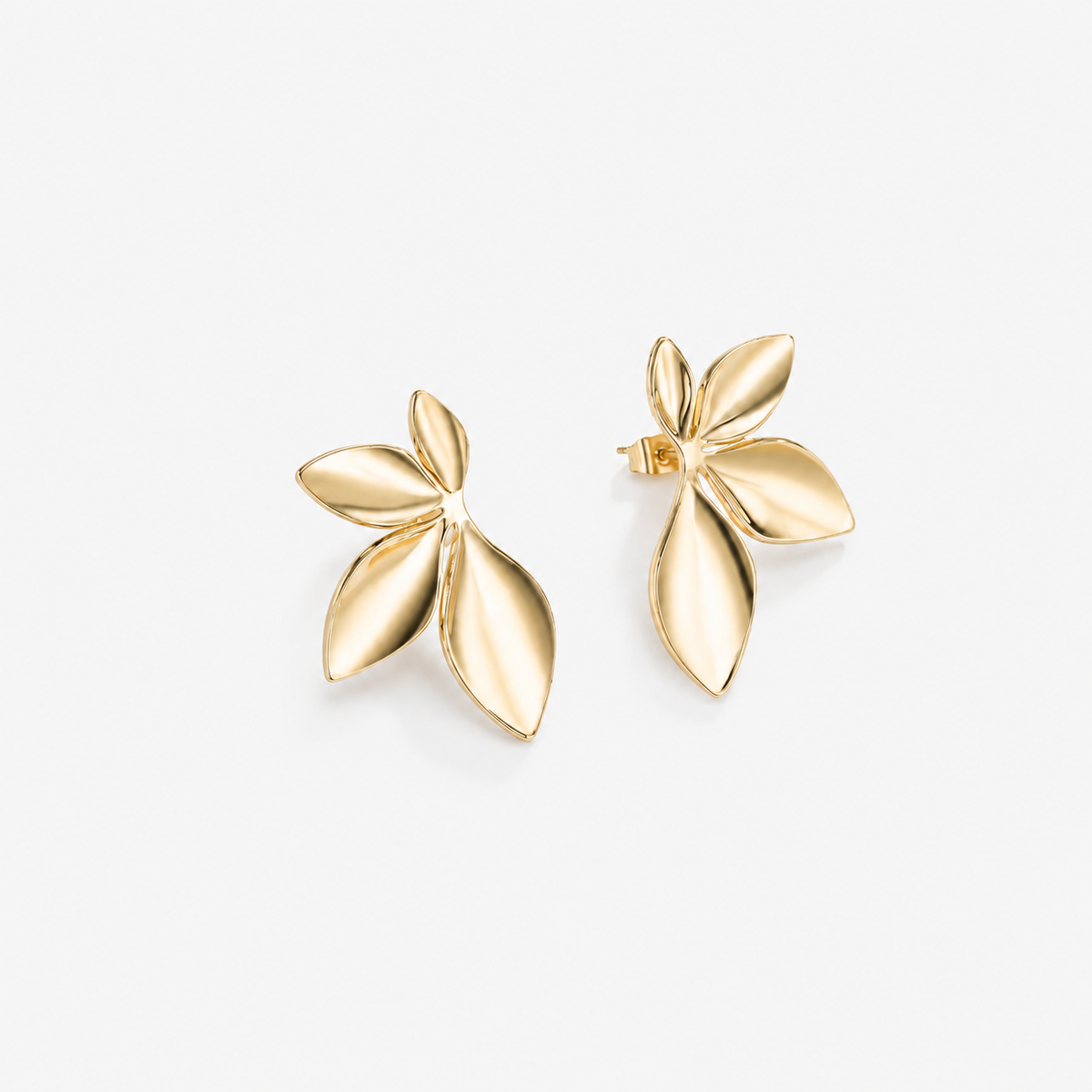Elegant floral stainless steel earrings with a refined design and lasting shine for everyday wear