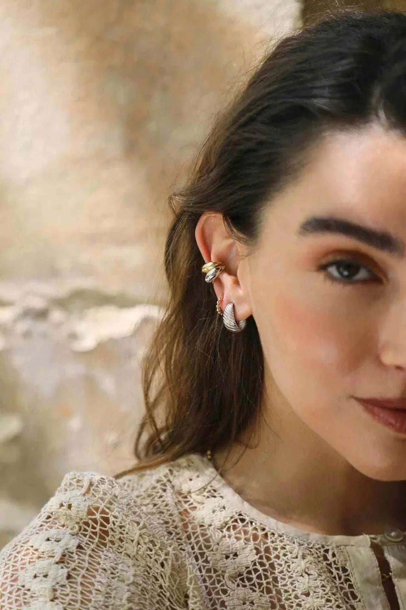 Fany oorbellen gold-plated earrings with refined textured design and elegant silhouette