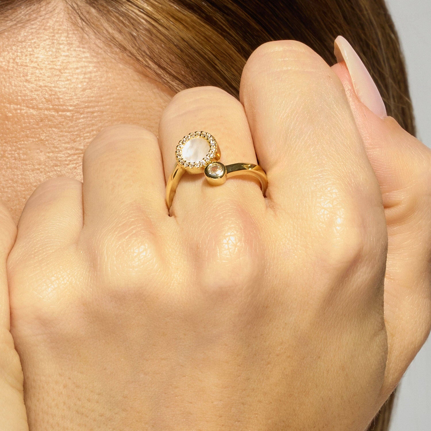 Ring met witte parelmoer, afgewerkt met 18k goud - Yaran: METAALLEGERING / 0 / BLANCO