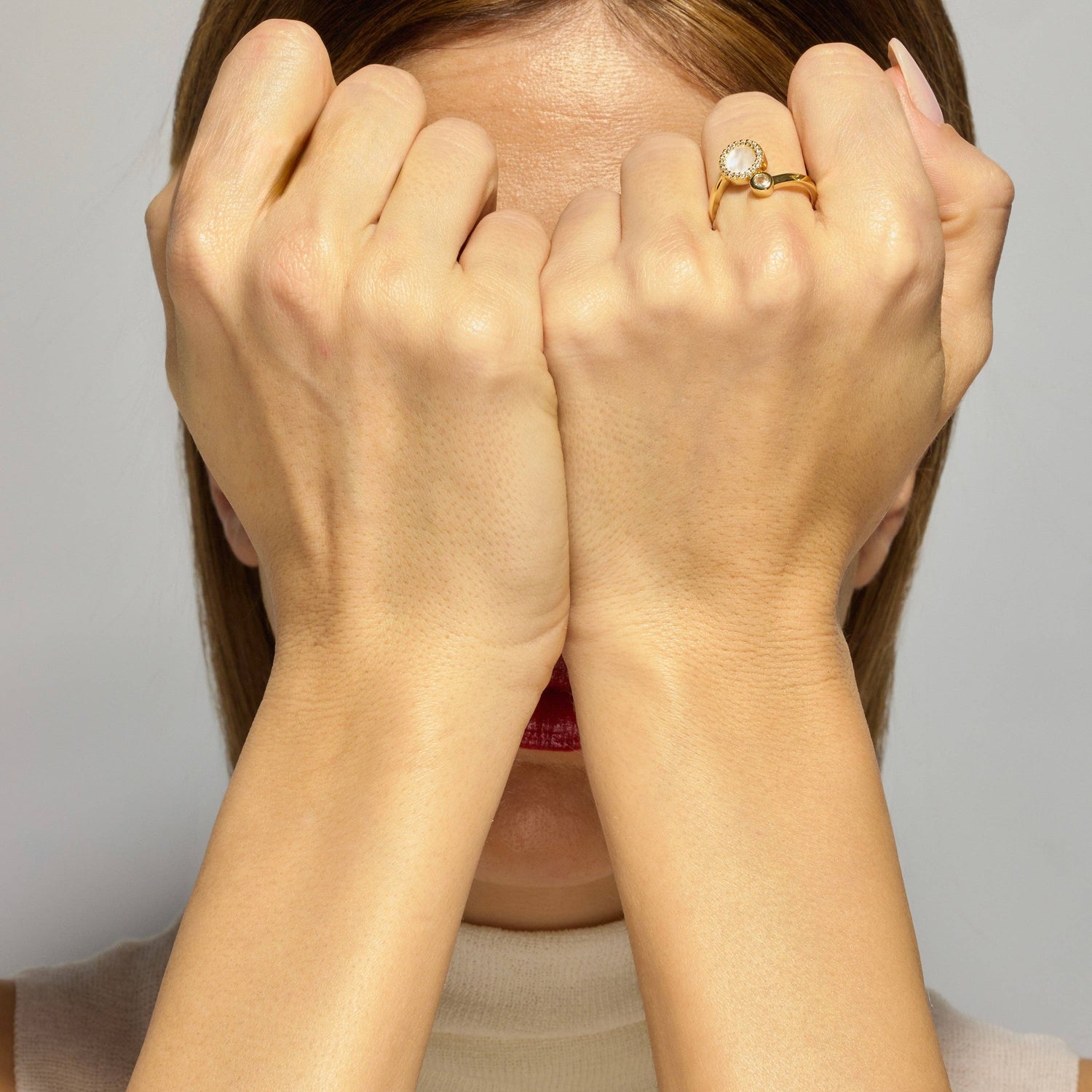 Ring met witte parelmoer, afgewerkt met 18k goud - Yaran: METAALLEGERING / 0 / BLANCO