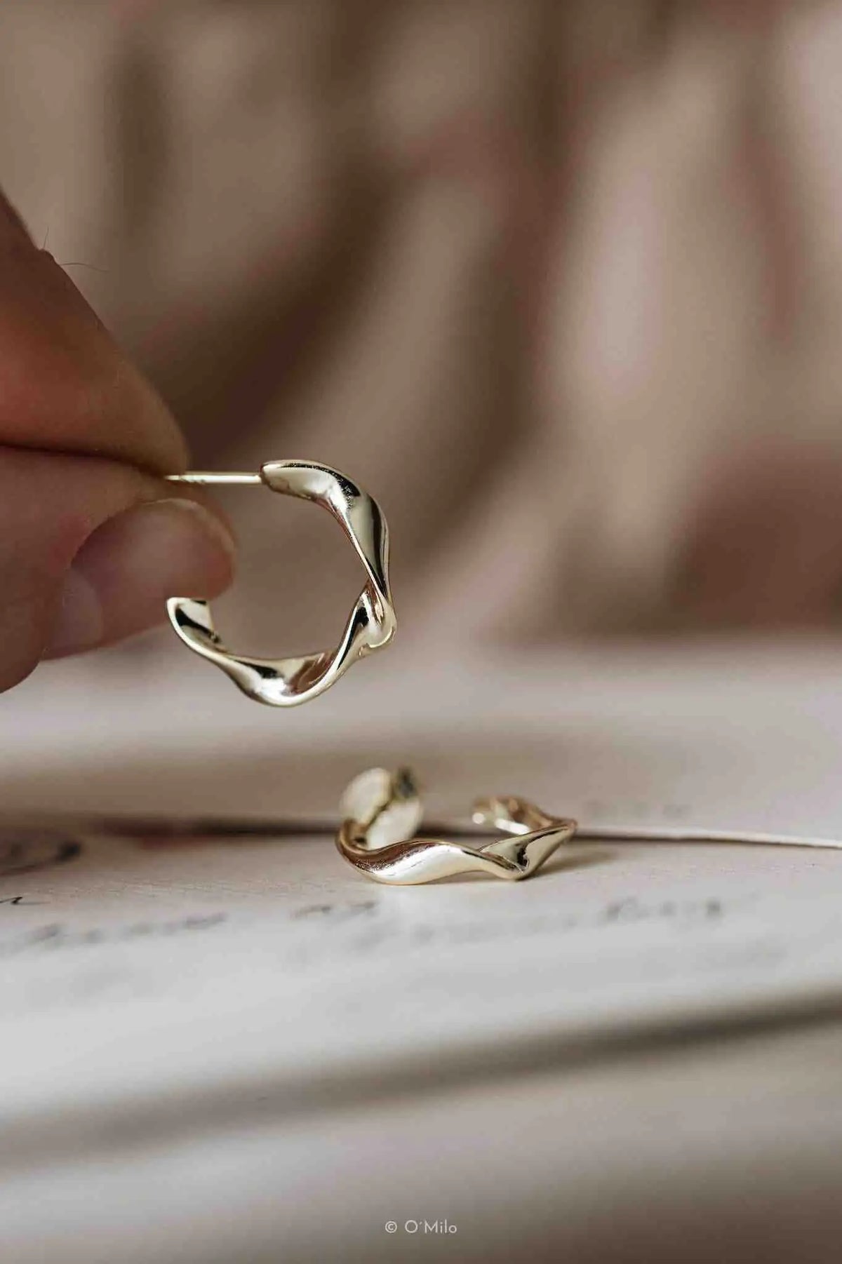 BRUNO Twisted Hoops – alternate product view