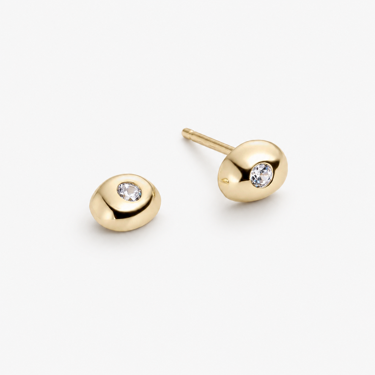 Luce stud earrings made from 925 sterling silver with an elegant 18K gold-plated finish