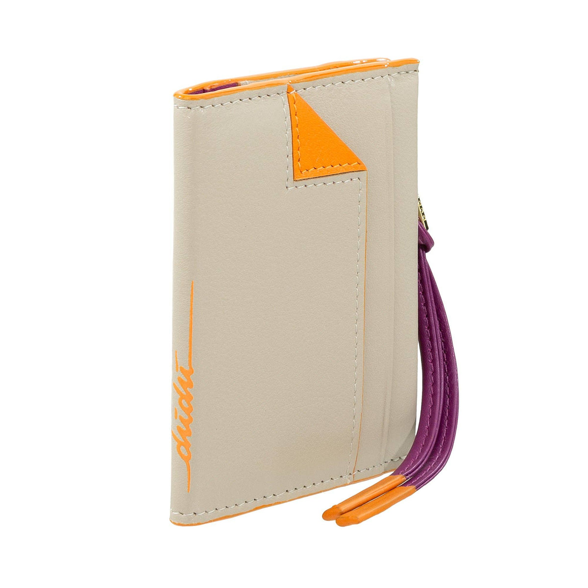 Small beige leather wallet for women with a minimalist design, ideal for everyday use and easy organisation