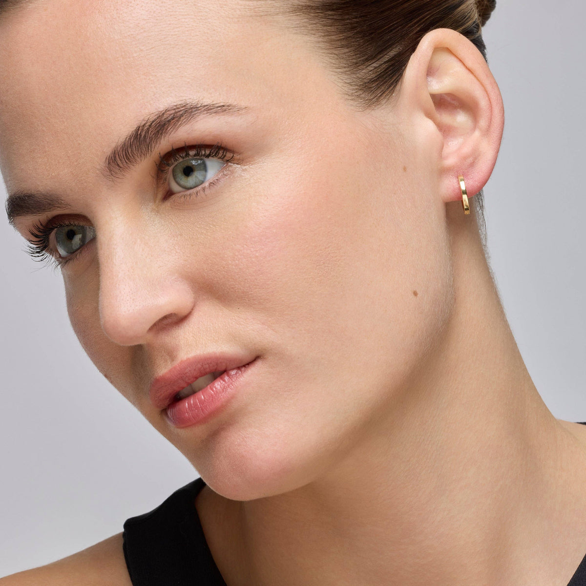 Timeless 18K gold finish earrings by Erespa with a sophisticated and refined jewellery design
