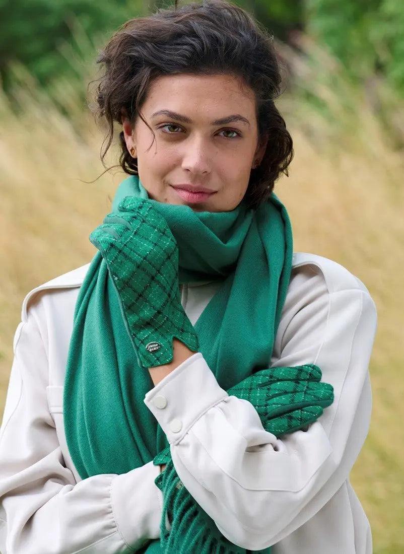 Liet & Joliet Scarf Leslie in green, 100% polyester, 180 cm x 70 cm.