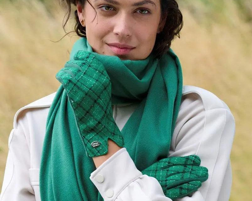 Liet & Joliet Scarf Leslie in green, 100% polyester, 180 cm x 70 cm.