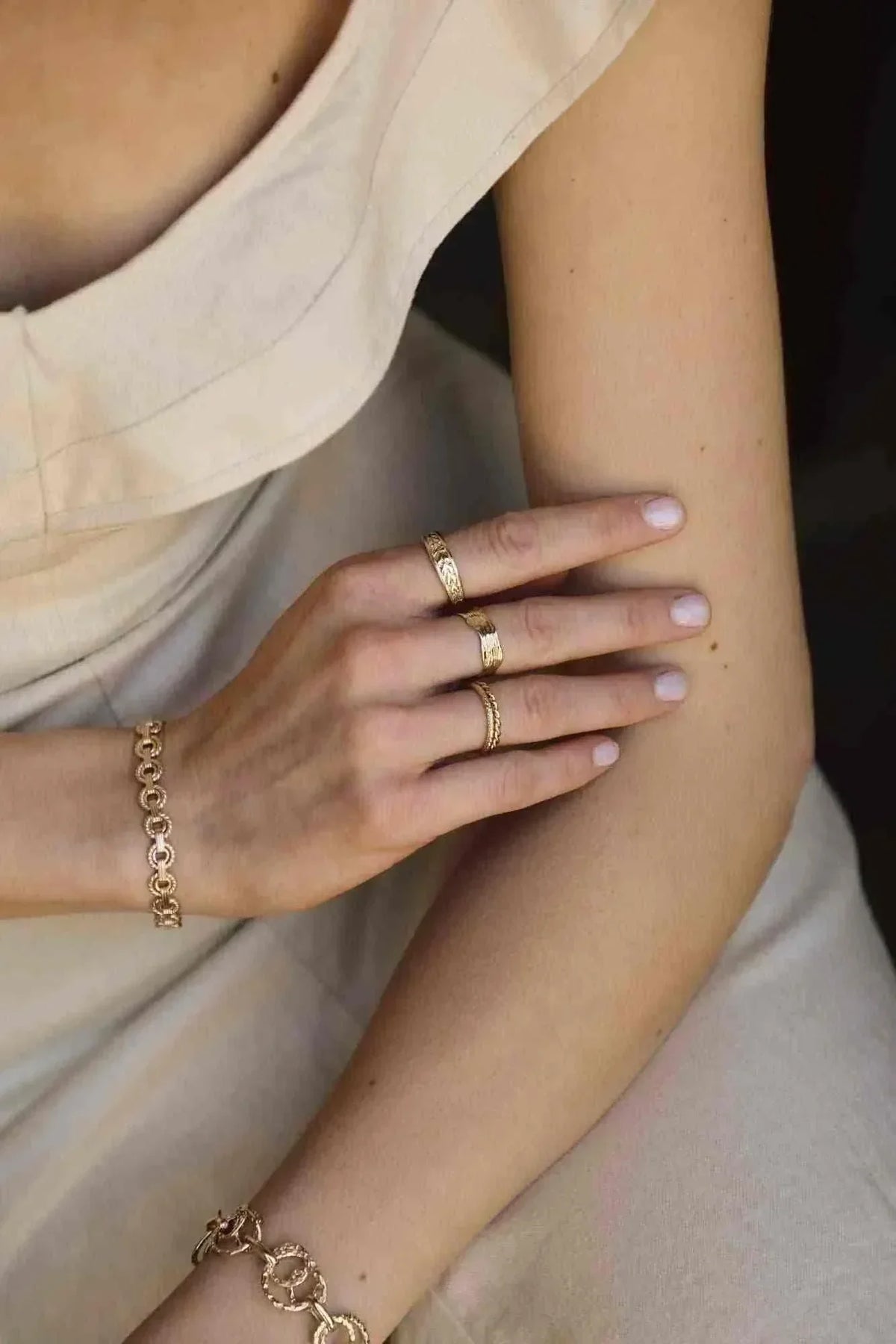 WAEKURA Adonis-ring gold adjustable ring with irregular matte texture worn on hand with gold bracelets