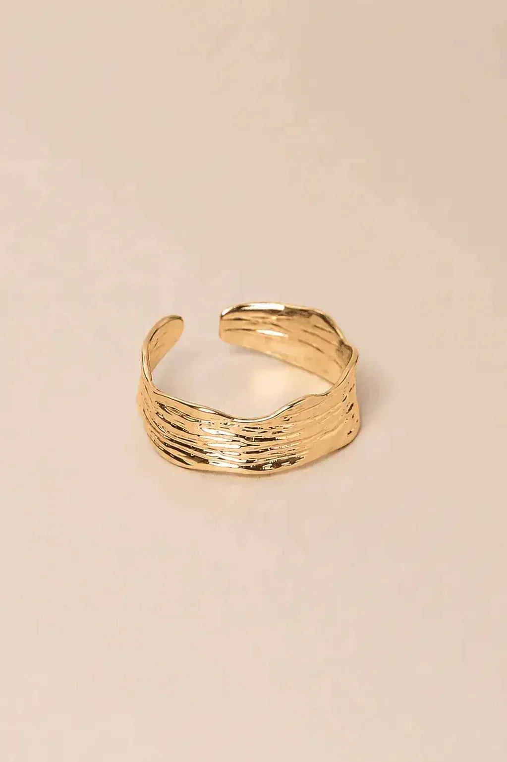 WAEKURA Adonis-ring gold-tone adjustable band with a textured, irregular, modern minimalist design